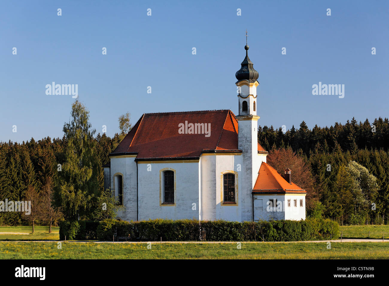 Alemania, Baviera, Dietramszell Superior, Vista de San Leonhard capilla Foto de stock
