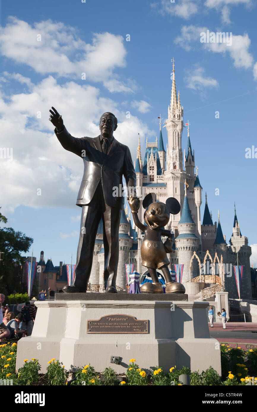 Estatua de Walt Disney y Mickey Mouse en Magic Kingdom en Florida  Fotografía de stock - Alamy