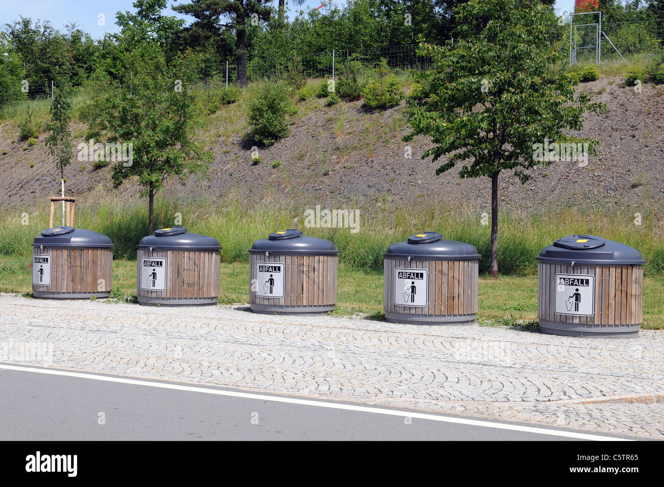 La gestión de los residuos en una Autobahn alemana Foto de stock