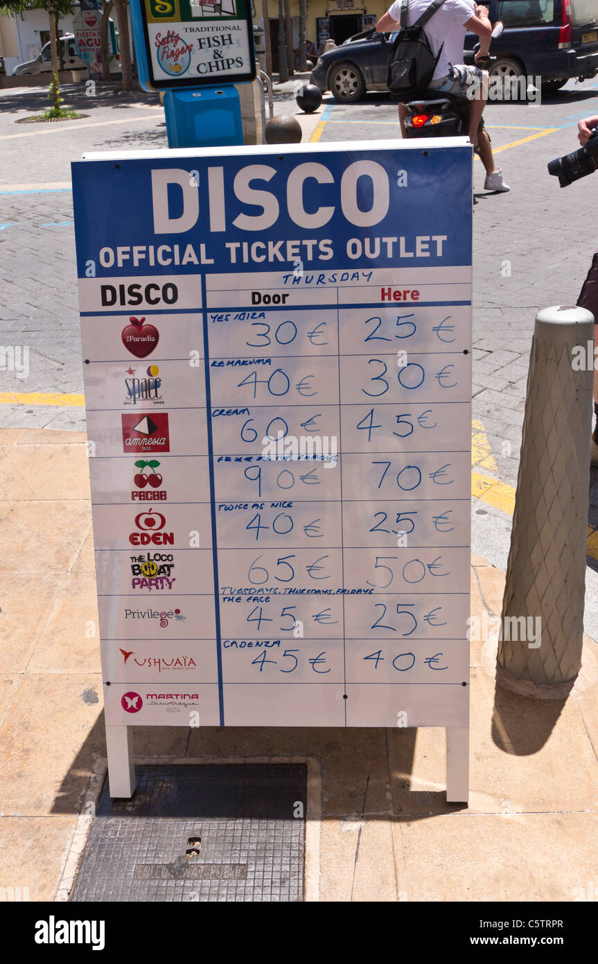 Ibiza, Baleares, España - discoteca y club de los precios de los billetes en un letrero en San Antonio Foto de stock
