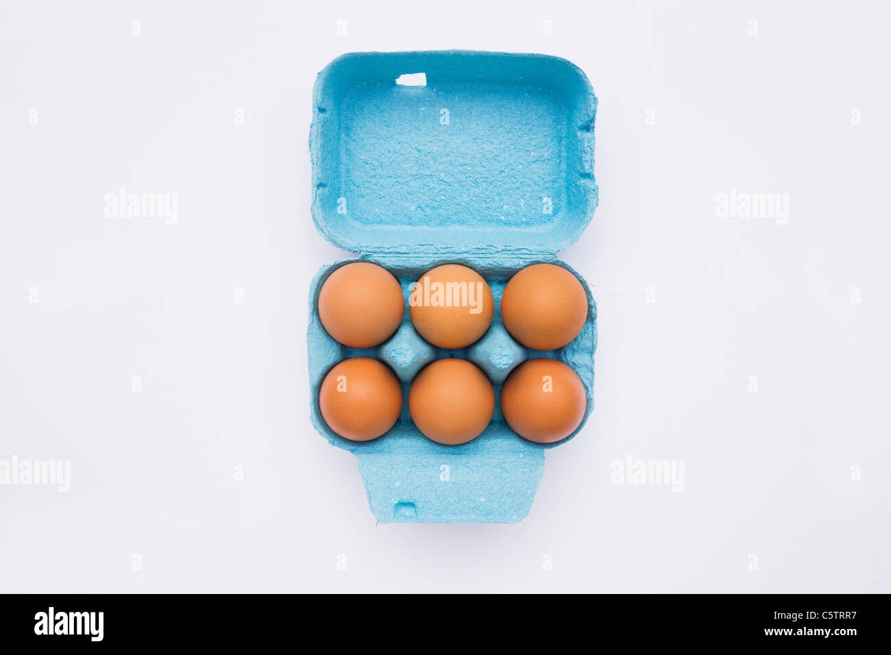Los huevos en la caja, ver elevados Foto de stock