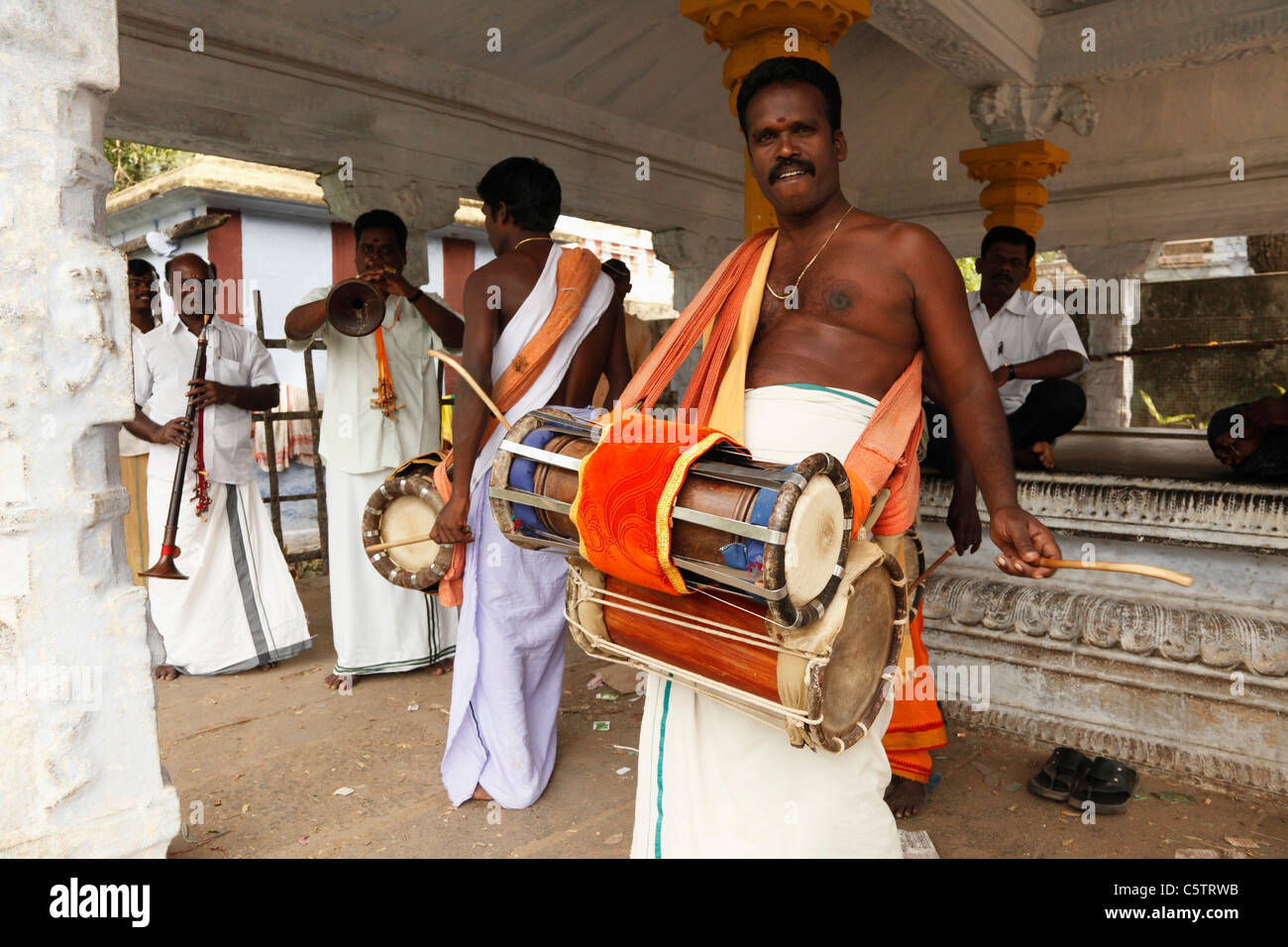 La India, Sur de India, Tamil Nadu, Tenkasi, hombres reproduciendo música Foto de stock