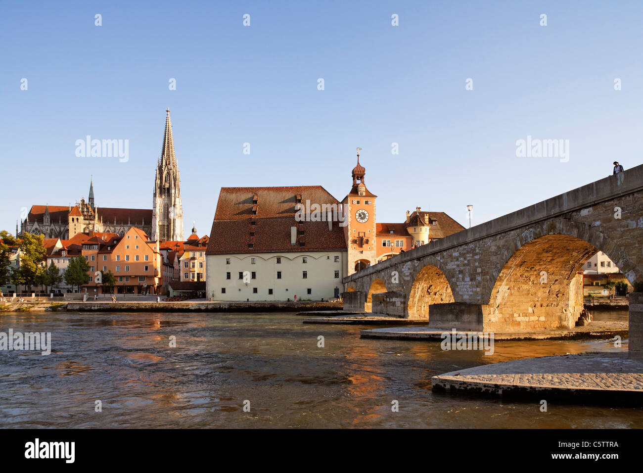 Alemania, Baviera, el Alto Palatinado, Regensburg, vista de la ciudad vieja con la catedral, el puente de piedra y el río Danubio Foto de stock