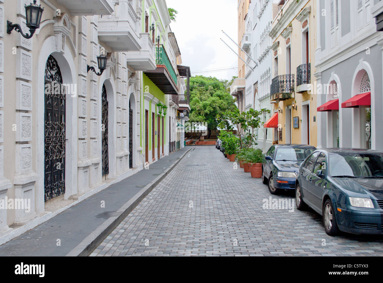 La calle estrecha del Viejo San Juan. Foto de stock