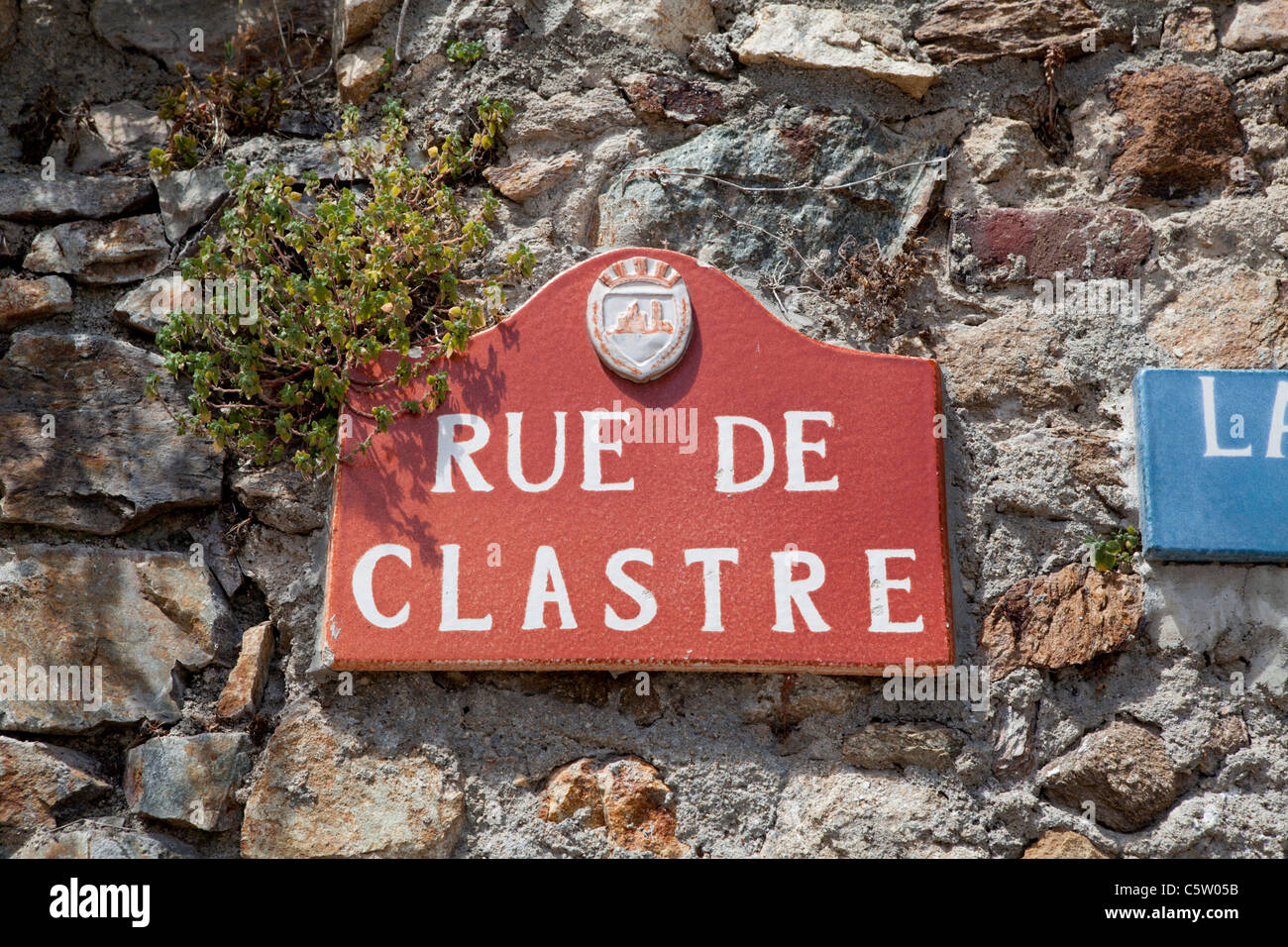 Grimaud, Var Cote d'Azur, Francia. Cartel con el nombre de la calle Foto de stock