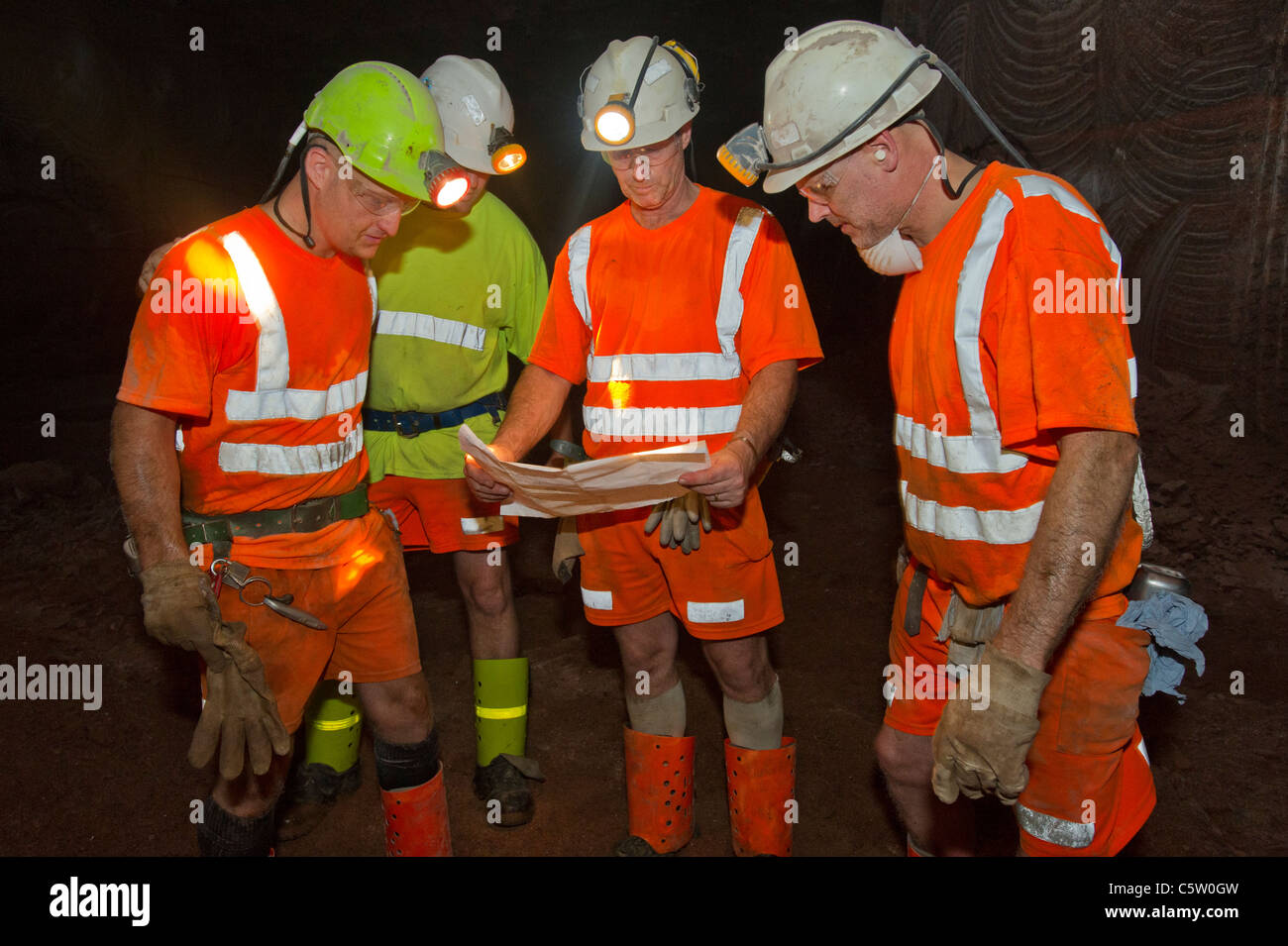 Los mineros verificar información geológica en la mina de potasa Boulby Foto de stock