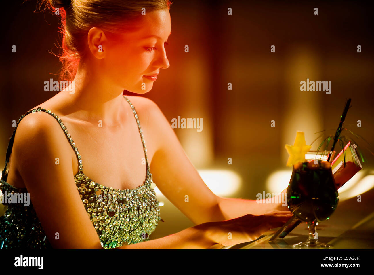 Mujer joven en el bar mirando menú de bebidas, close-up Foto de stock