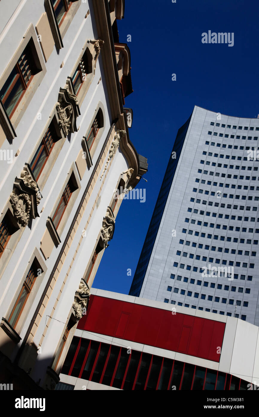 Antiguo y moderno edificio en el centro de Leipzig, estado de Sajonia Alemania Oriental Foto de stock