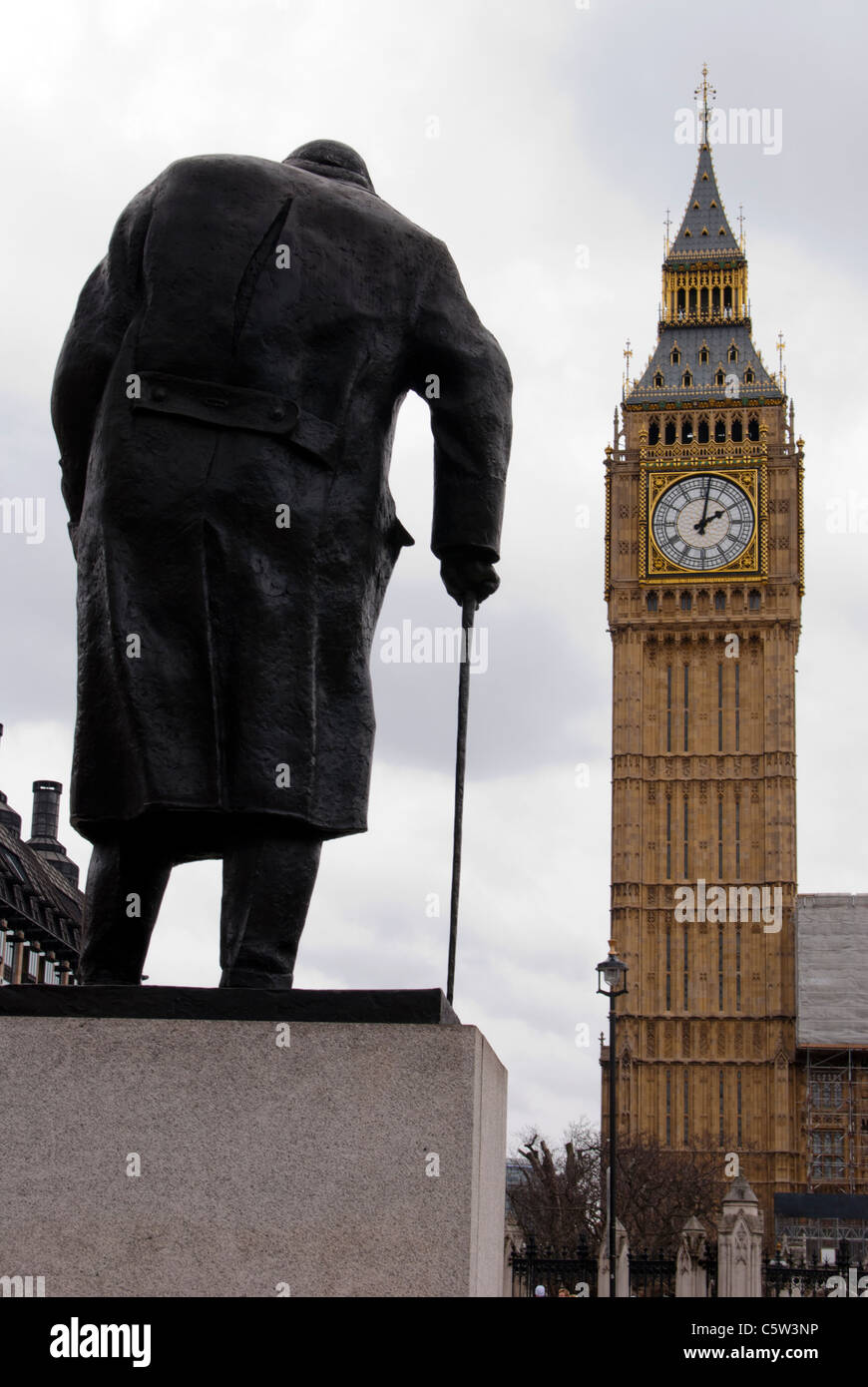 Estatua de Winston Churchill y el Big Ben Foto de stock