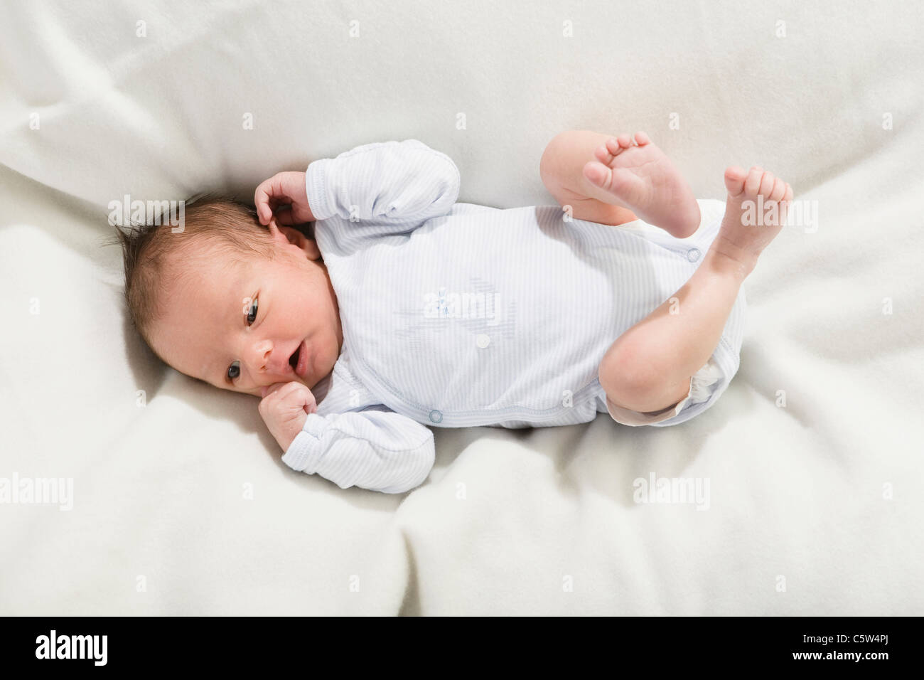 Baby Girl (0-4 semanas), niveles elevados de ver Foto de stock