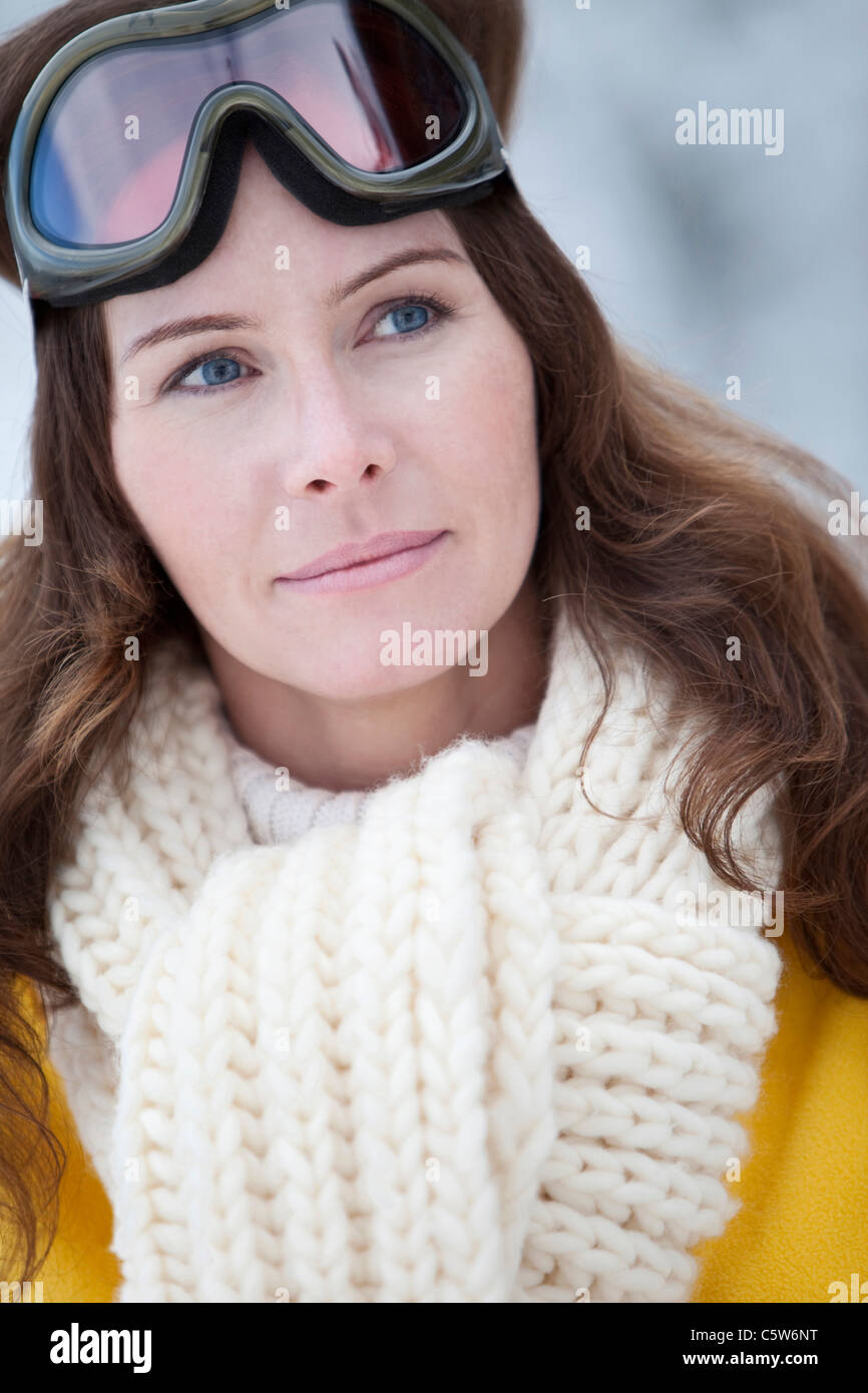 Alemania, Baviera, Mujer con gafas de esquí, Retrato Foto de stock