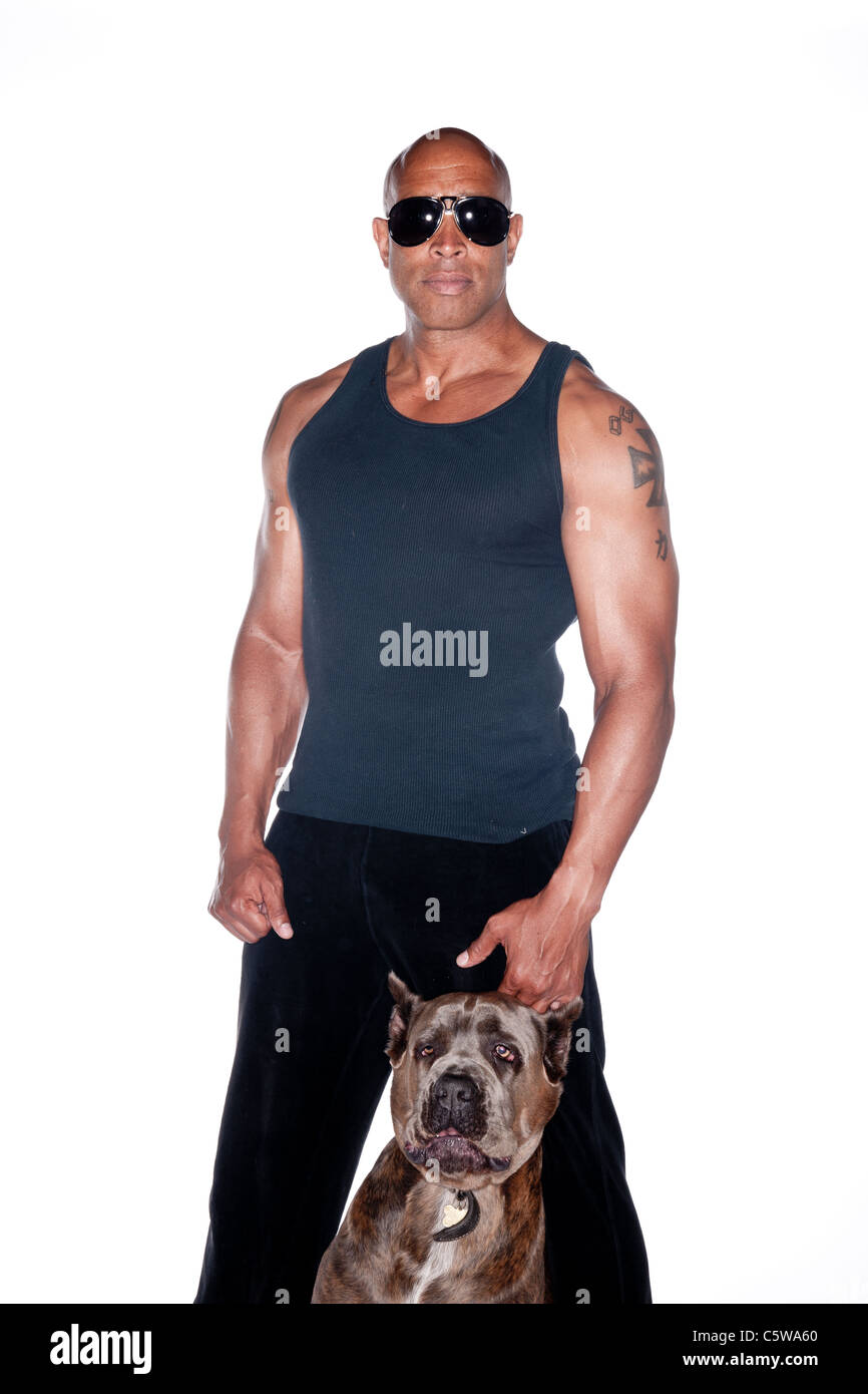 Buff hombre con perro Fotografía de stock - Alamy