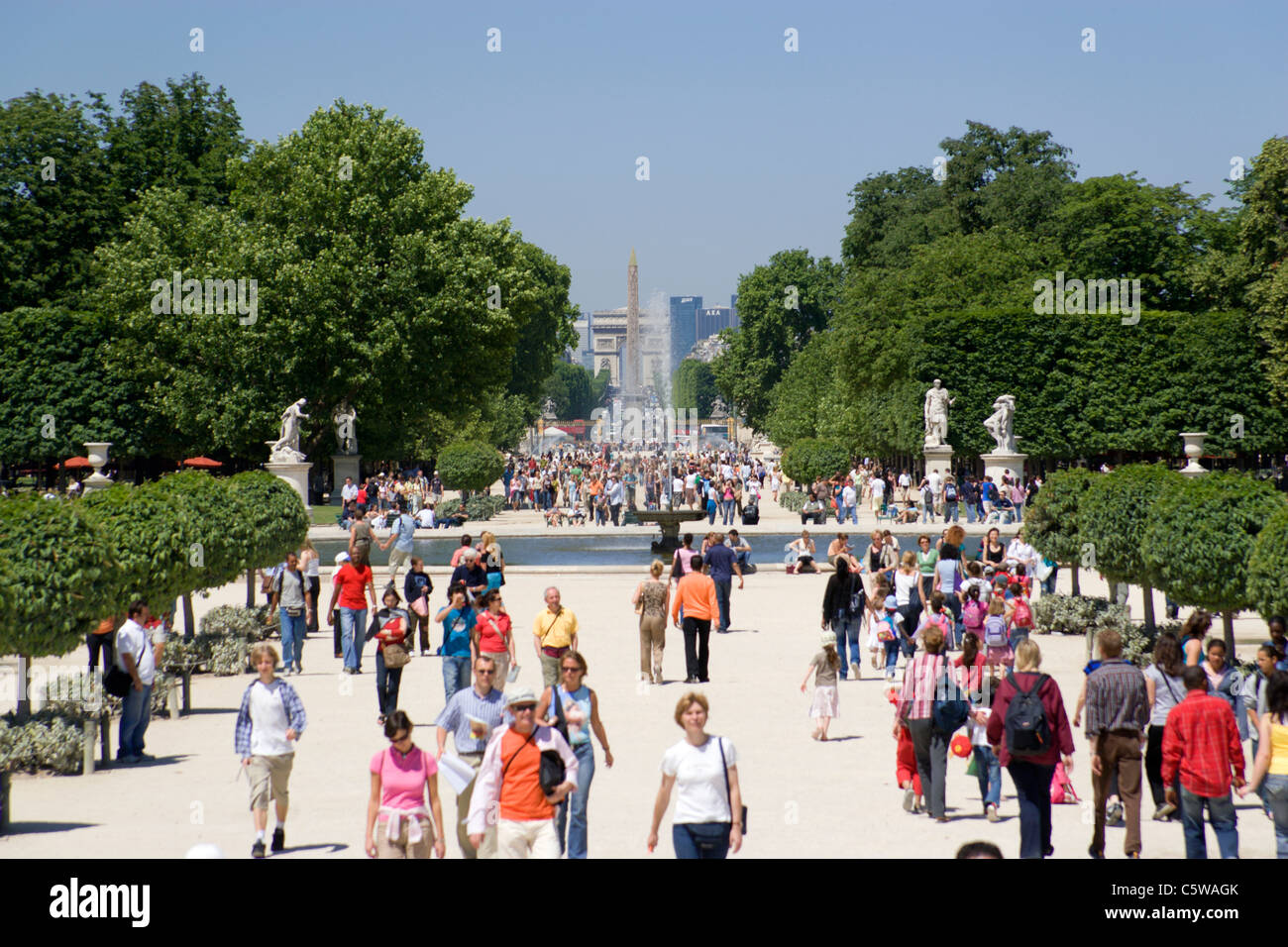 Francia, Paris, Jardin des Tuilleries, turistas en primer plano Foto de stock