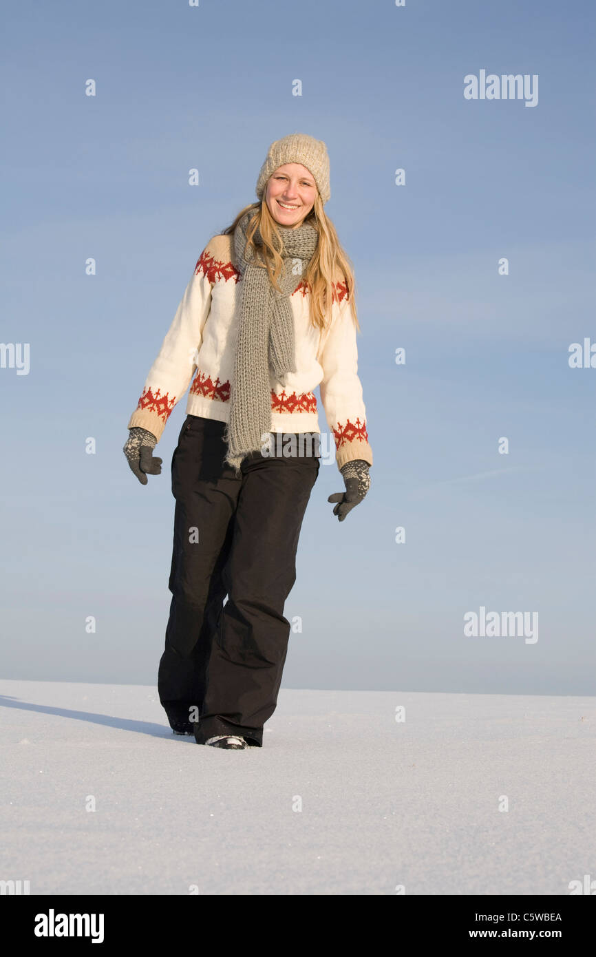 Alemania, Baviera, Munich, joven en paisaje nevado Foto de stock