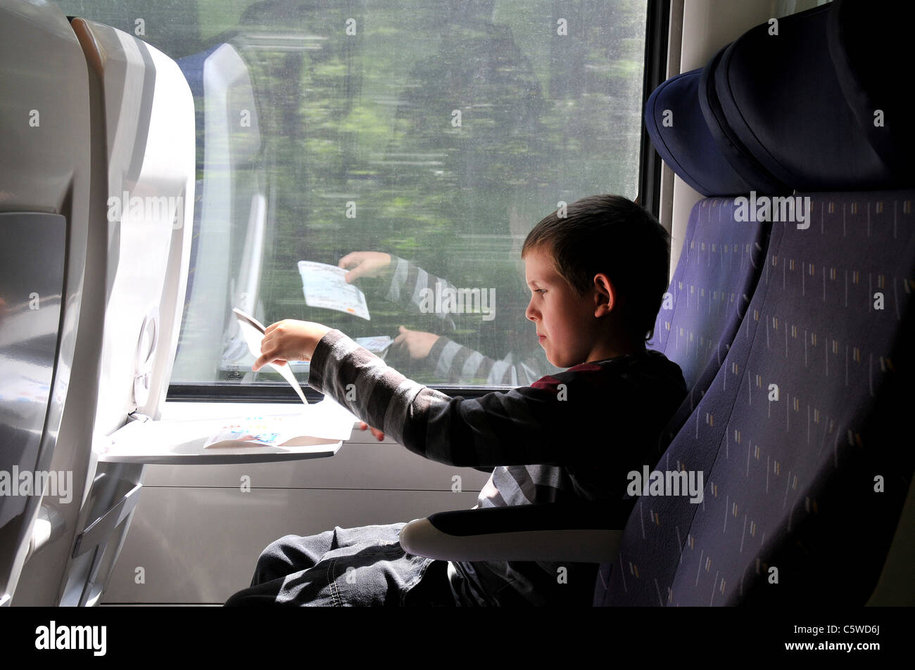 Los jóvenes viajeros en tren con el boleto en la mano Francia Foto de stock