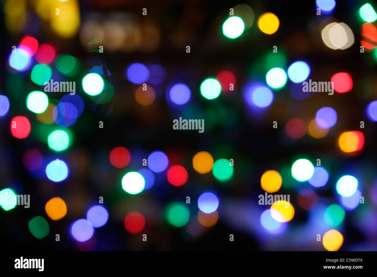 Alemania, Munich, iluminadas las luces de hadas en la noche de Navidad, defocussed Foto de stock