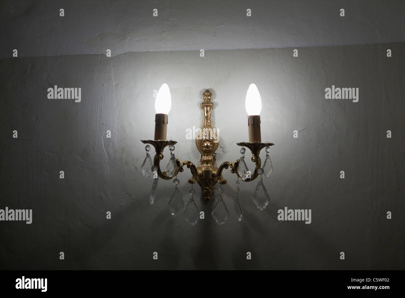 Candelabros en pared fotografías e imágenes de alta resolución - Alamy