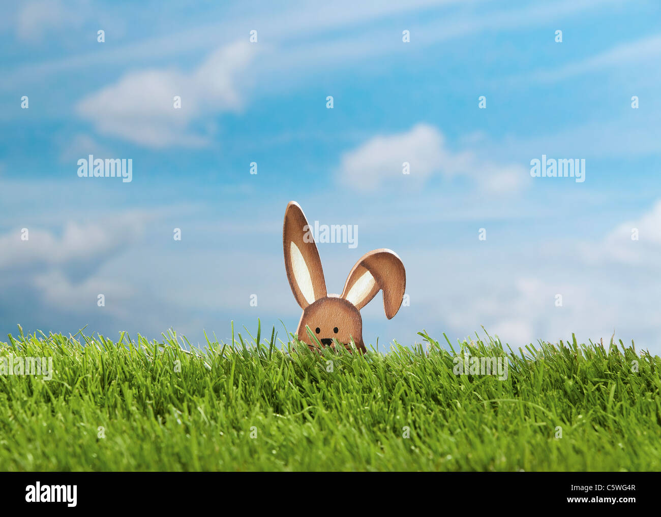 Alemania, Easter Bunny figura en pradera Foto de stock