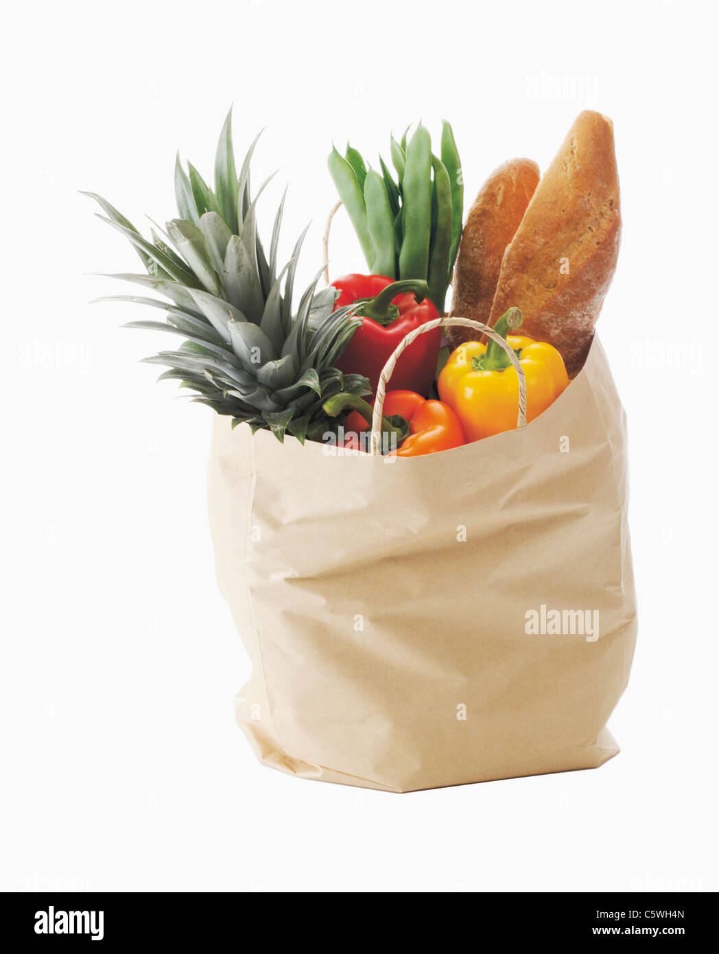 Bolsa de compras con alimentos saludables contra el fondo blanco. Foto de stock