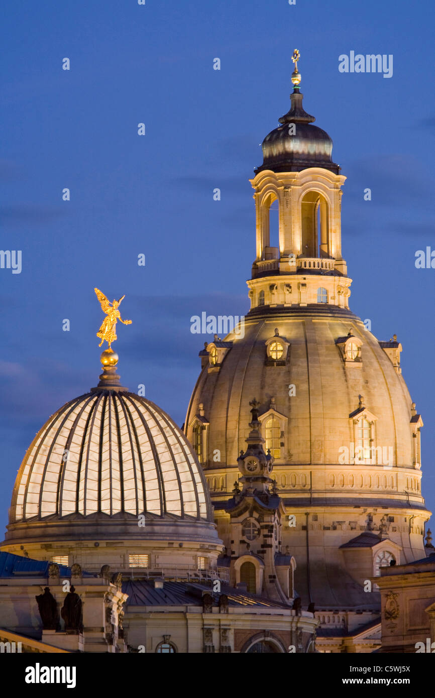 Alemania, Dresden, Facultad de Bellas Artes y la Frauenkirche de noche Foto de stock