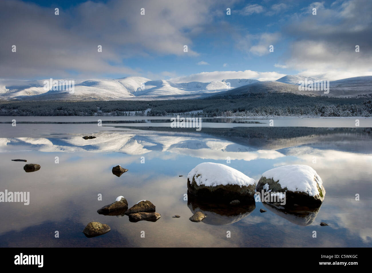 Loch Morlich y montañas Cairngorm en invierno, el Parque Nacional de Cairngorms, Escocia, Gran Bretaña. Foto de stock