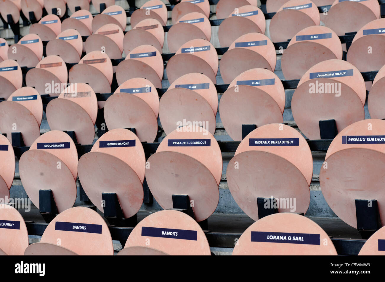 Los asientos en el "estadio Parc des Princes' en Paris, la casa Paris  Saint-Germain, están marcadas con los nombres de los propietarios de abonos  anuales Fotografía de stock - Alamy