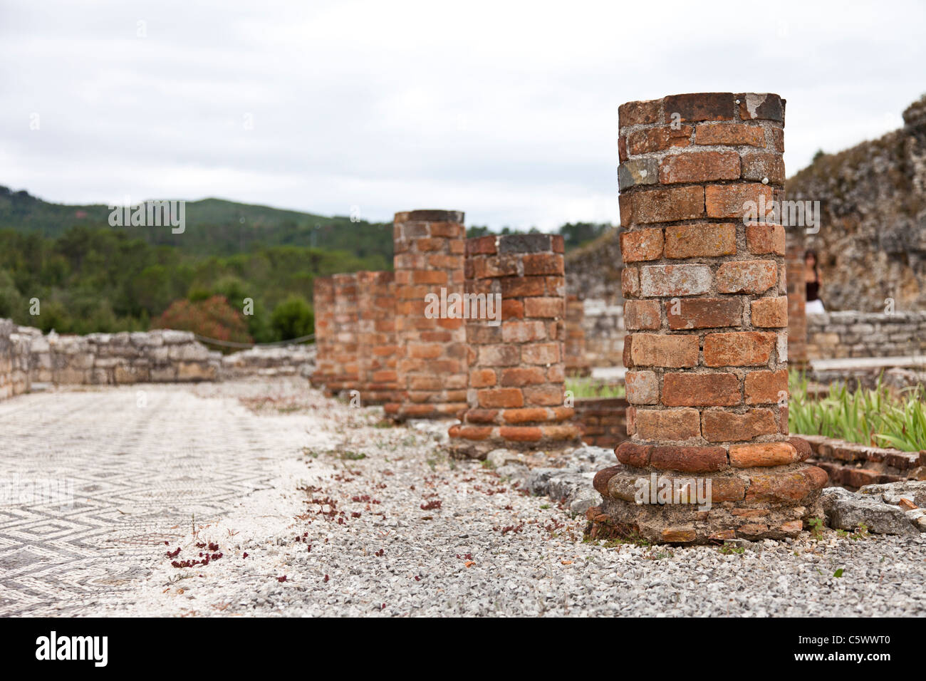 Peristilo, las columnas de ladrillo en la Casa de la Villa de la esvástica en Conimbriga, las ruinas de la ciudad romana mejor conservados en Portugal. Foto de stock