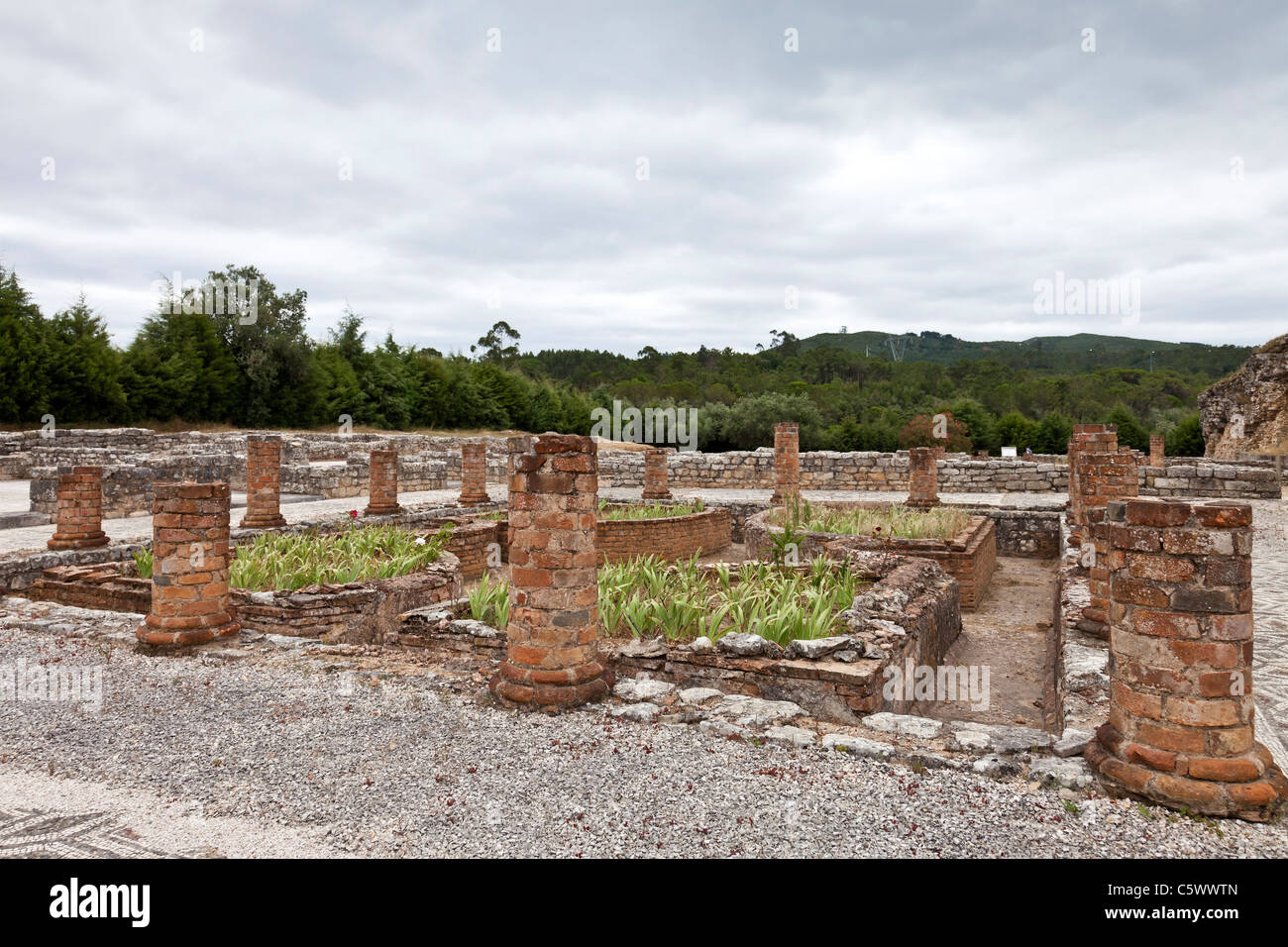 Peristilo con columnas de ladrillo en la Casa de la Villa de la esvástica en Conimbriga, las ruinas de la ciudad romana mejor conservados en Portugal. Foto de stock