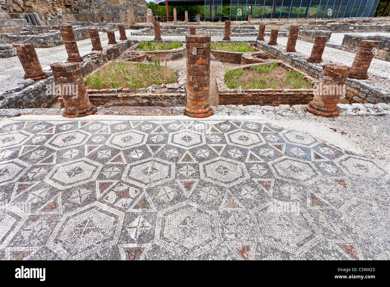 Peristilo y mosaico en la Casa de la Villa de la esvástica en Conimbriga, las ruinas de la ciudad romana mejor conservados en Portugal. Foto de stock