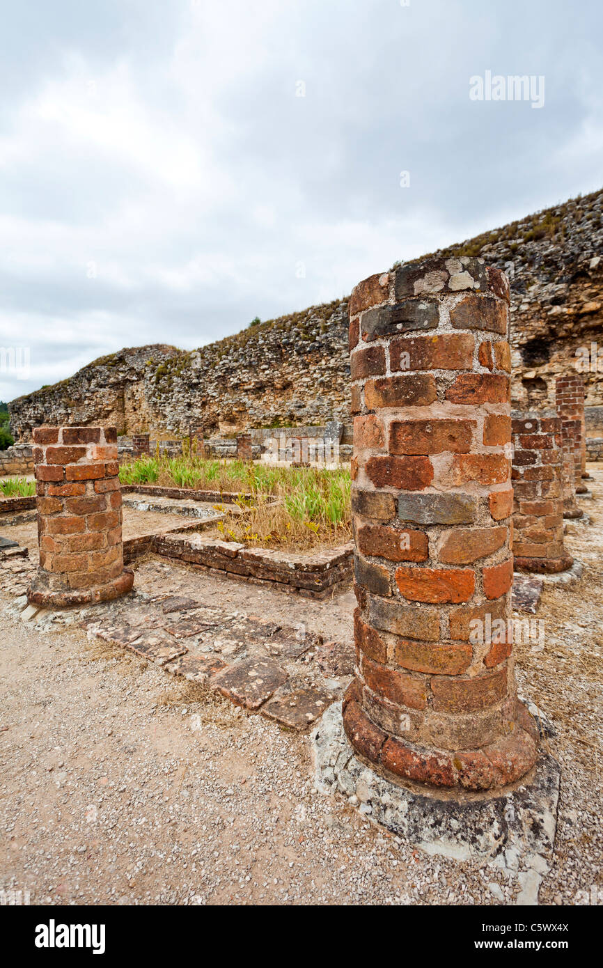 Peristilo con columnas de ladrillo en la Casa de los Esqueletos Villa en Conimbriga, las ruinas de la ciudad romana mejor conservados en Portugal. Foto de stock