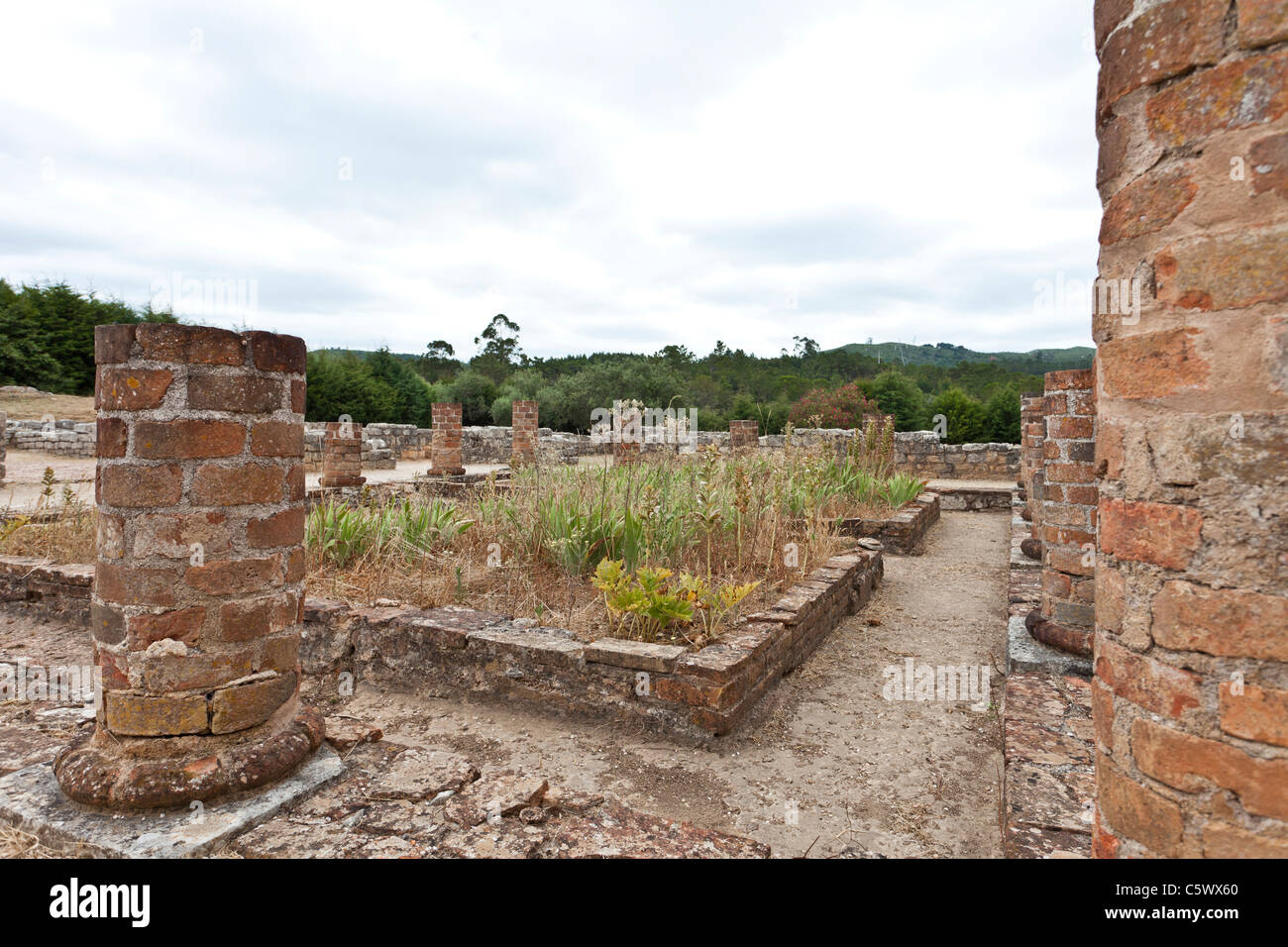 Peristilo con columnas de ladrillo en la Casa de los Esqueletos Villa en Conimbriga, las ruinas de la ciudad romana mejor conservados en Portugal. Foto de stock