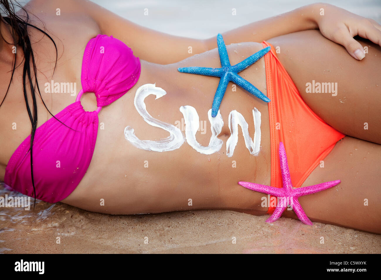Parte de las mujeres del sol, la palabra 'sol' está escrito con parasol Foto de stock