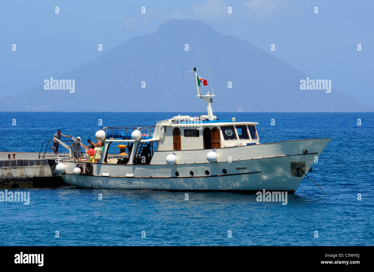Turista desembarcar en la isla de Panarea con Eolias Stromboli como telón de fondo Foto de stock
