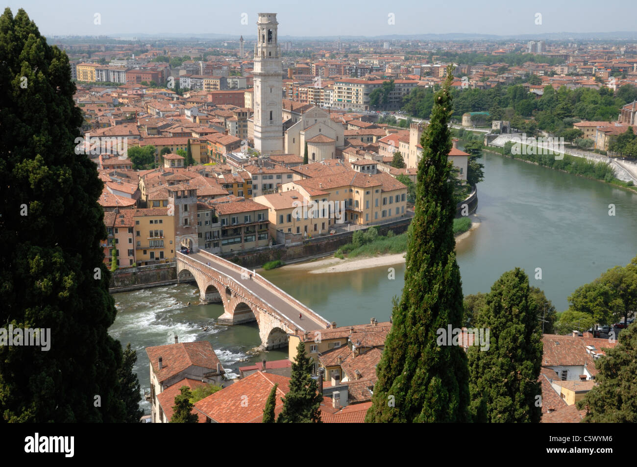 El campanario del Duomo y del Ponte Pietra en el Fiume Adige en Verona Foto de stock