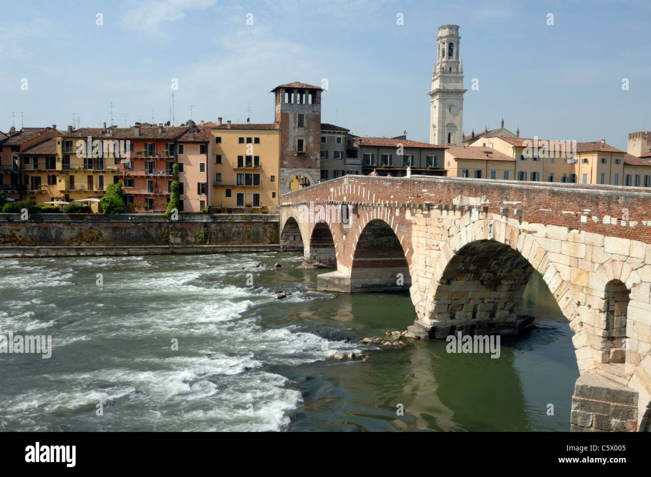 El campanario del Duomo y del Ponte Pietra en el Fiume Adige en Verona Foto de stock