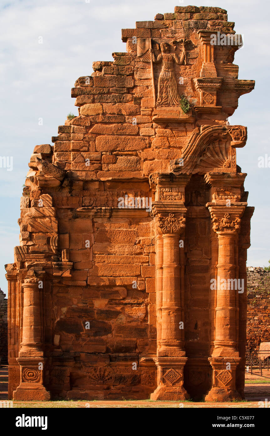 Ruinas de la reducción jesuítica de San Ignacio Miní, puerta de la Iglesia,  provincia de Misiones, Argentina Fotografía de stock - Alamy