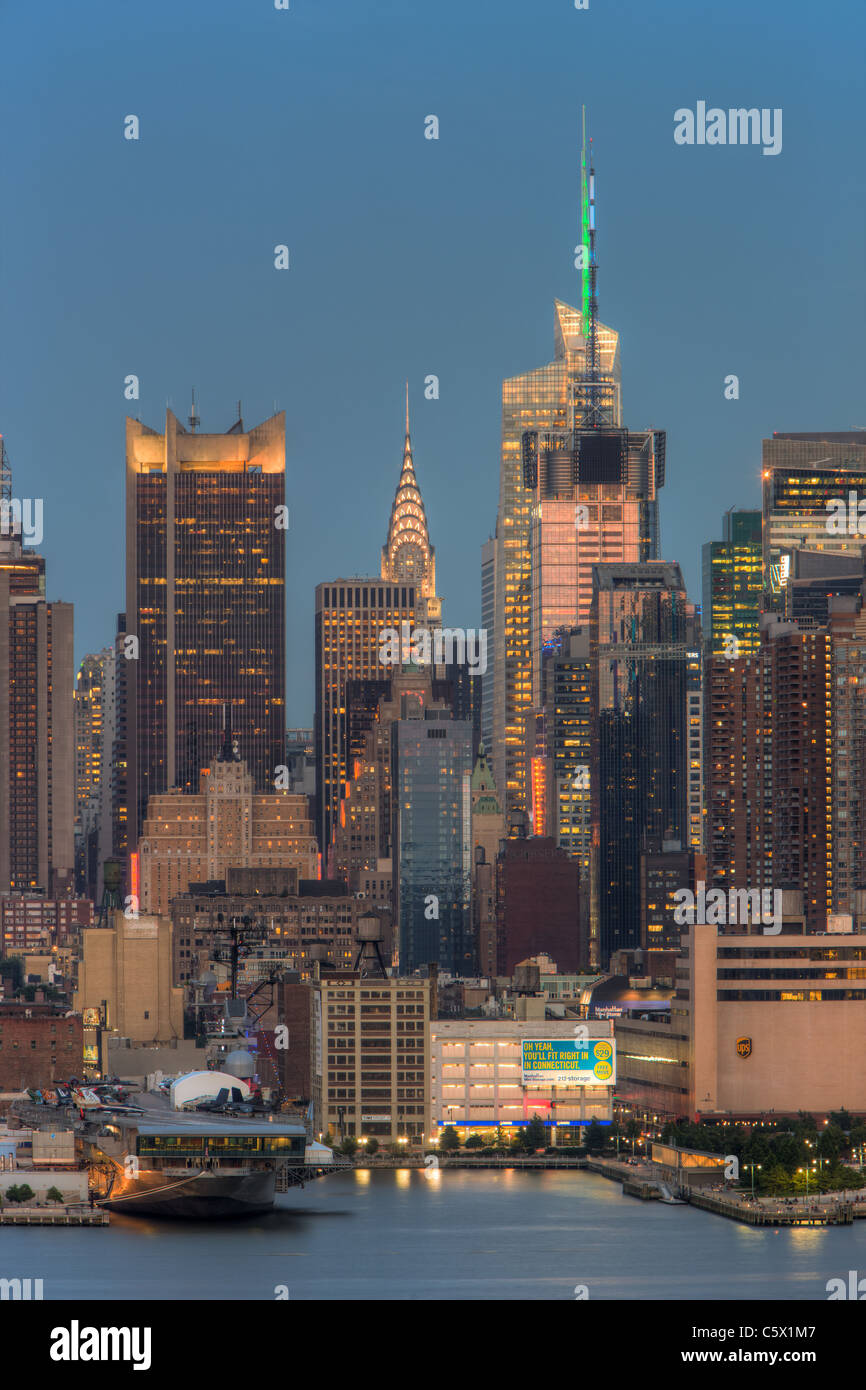 El edificio Chrysler, el torre de Bank of America, y otros edificios cerca de la Calle 42 durante el crepúsculo vespertino, visto desde Nueva Jersey. Foto de stock