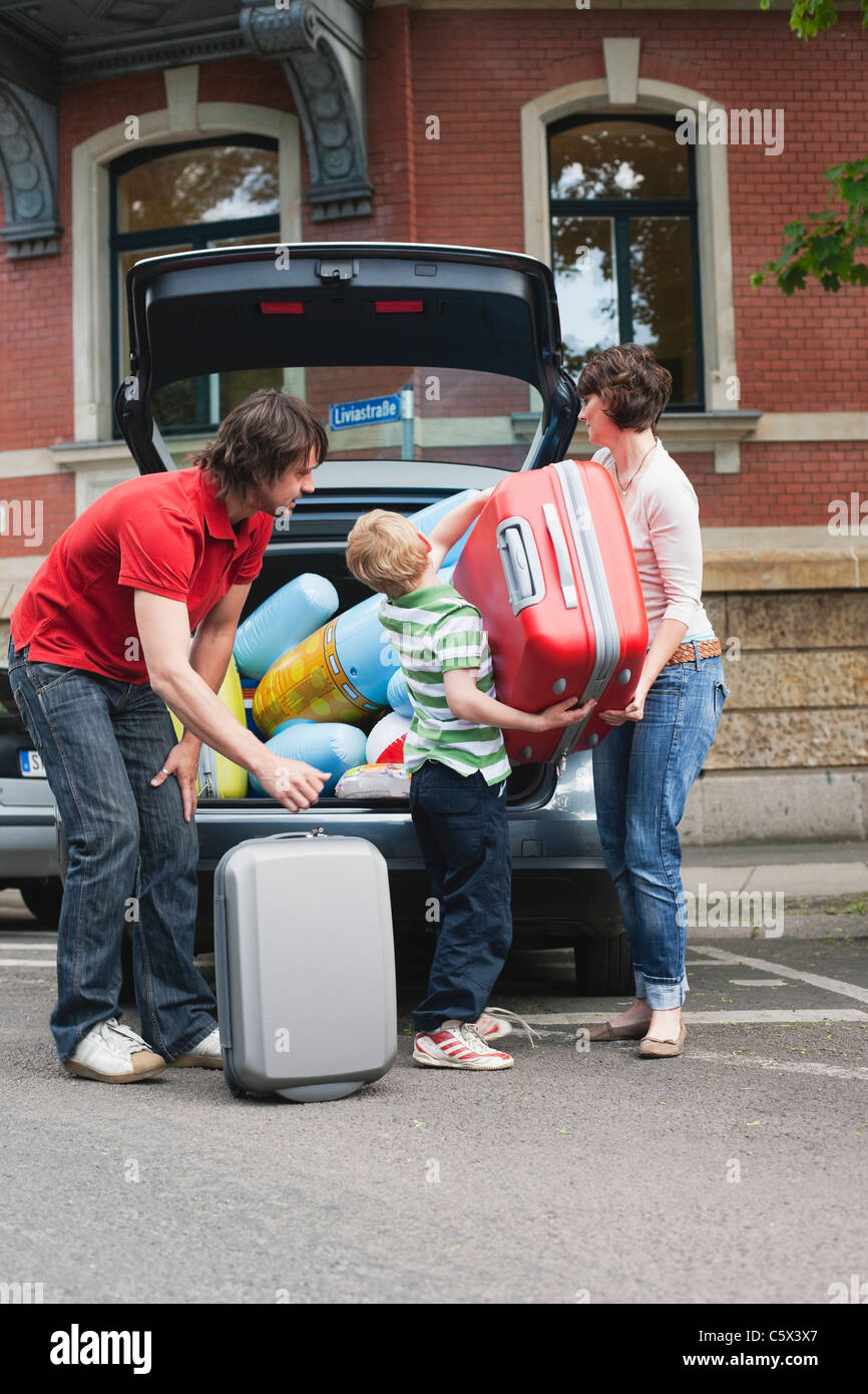 Familia Cargando Equipaje En El Carro Fotos e Imágenes de stock - Alamy