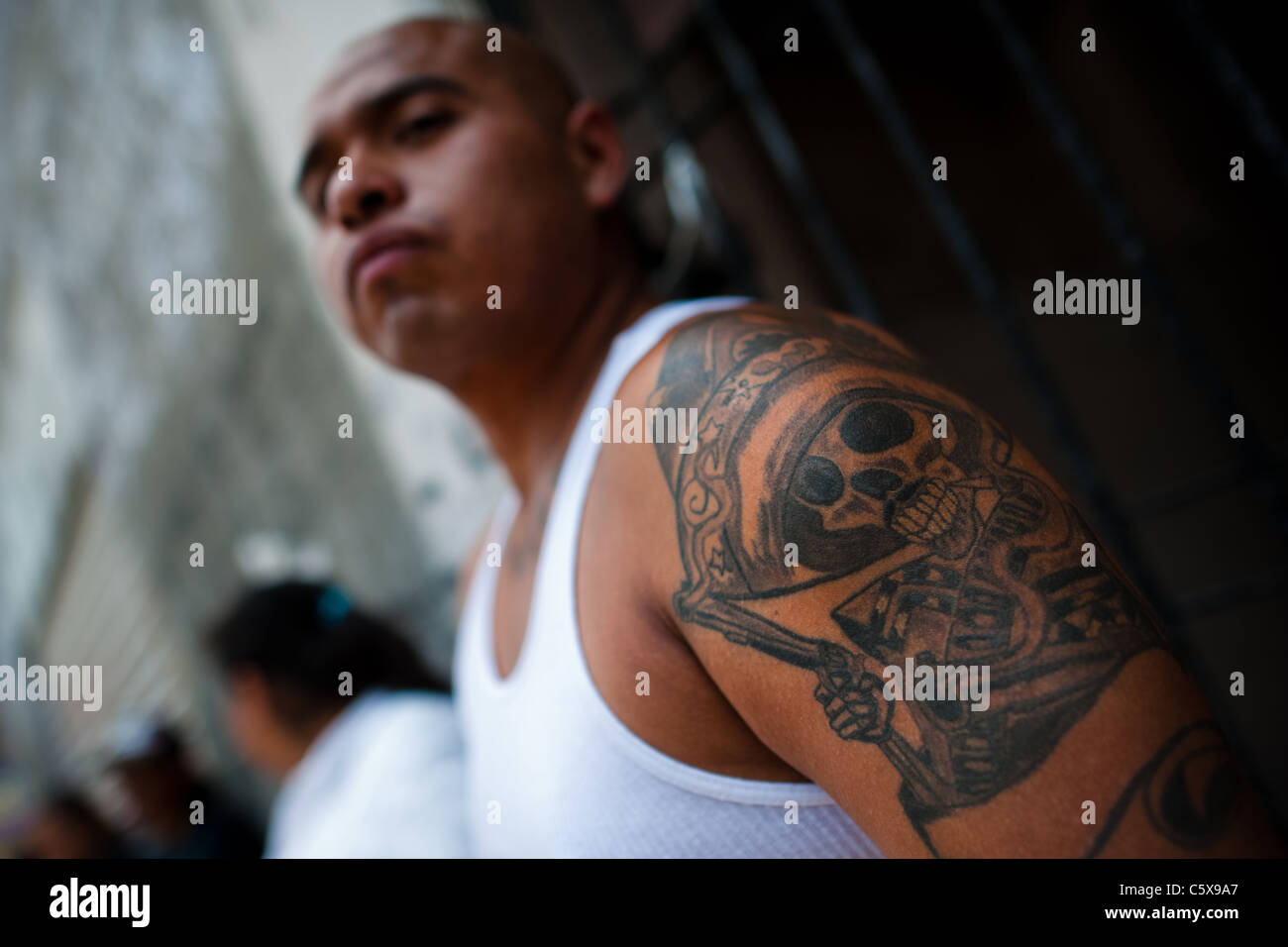 Un mexicano seguidor de santa muerte (santa muerte) muestra su tatuaje durante la peregrinación en tepito, en la ciudad de México, México Fotografía de stock - Alamy un-mexicano-seguidor-de-santa-muerte-santa-muerte-muestra-su-tatuaje-durante-la-peregrinaci-n-en-tepito-en-la-ciudad-de-m-xico-m-xico-fotograf-a-de-stock-alamy