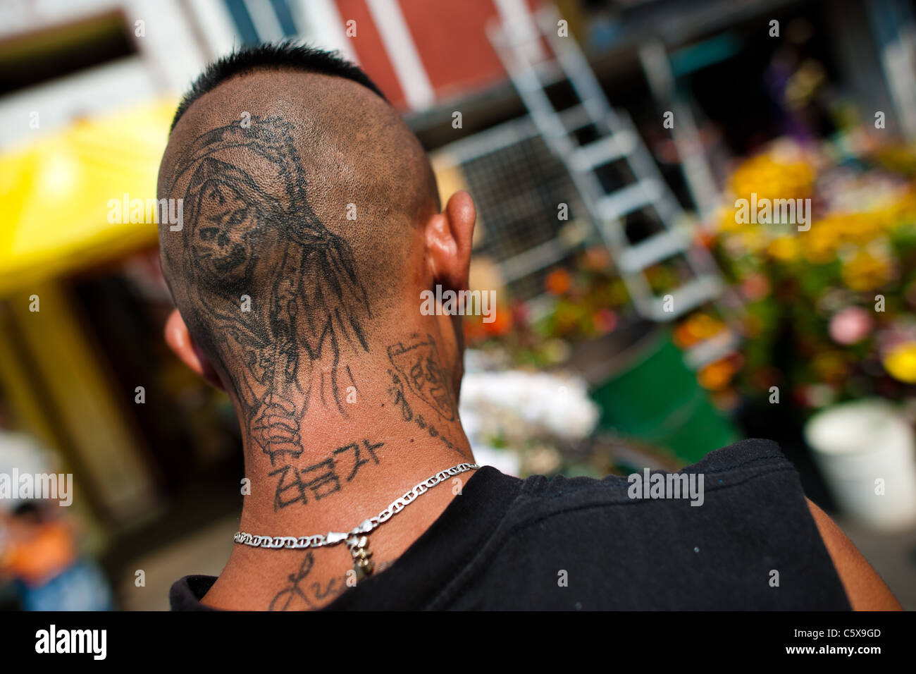Un mexicano seguidor de santa muerte (santa muerte) muestra su tatuaje  fuera del santuario, en tepito, en la ciudad de México, México Fotografía  de stock - Alamy