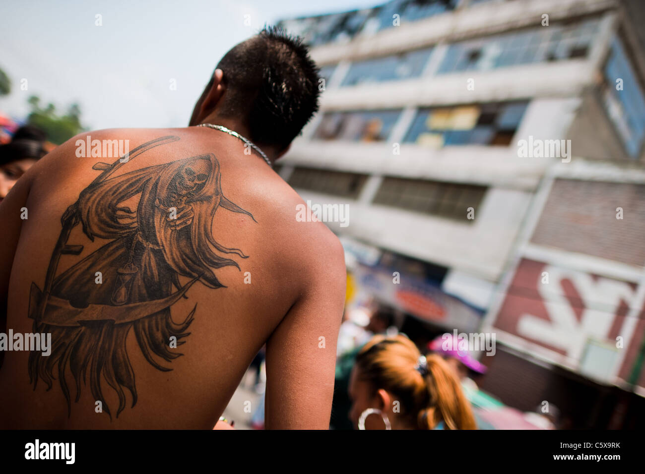 Un mexicano seguidor de santa muerte (santa muerte) muestra su tatuaje durante la procesión en tepito, en la ciudad de México, México Fotografía de stock - Alamy un-mexicano-seguidor-de-santa-muerte-santa-muerte-muestra-su-tatuaje-durante-la-procesi-n-en-tepito-en-la-ciudad-de-m-xico-m-xico-fotograf-a-de-stock-alamy