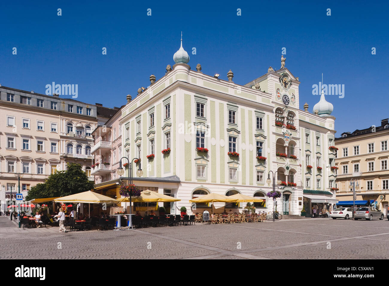 Austria, Gmunden, Ayuntamiento con el tradicional glockenspiel Foto de stock