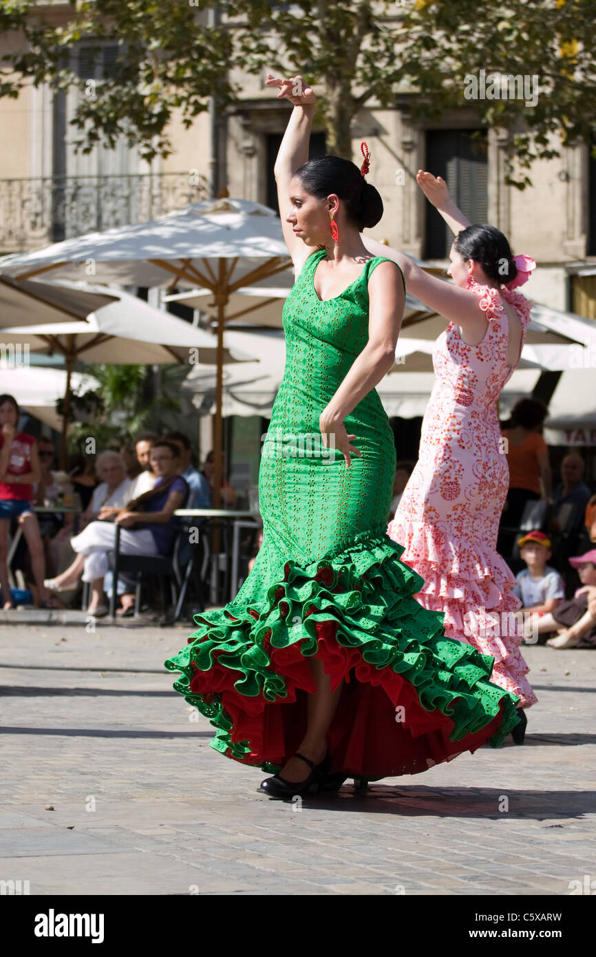 La bailarina española vestir zapatos negros Carcassonne Francia flamenco  multitud de personas cafe bar Sol sol espectadores Fotografía de stock -  Alamy