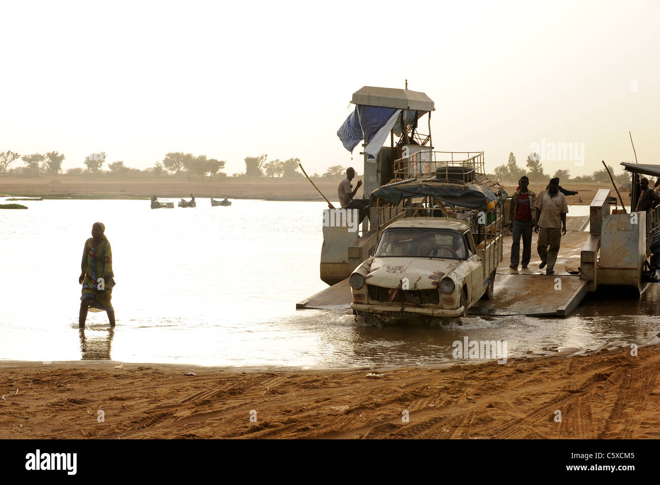 África Malí , ferry cruzan el río cerca de Djenne Bani Foto de stock