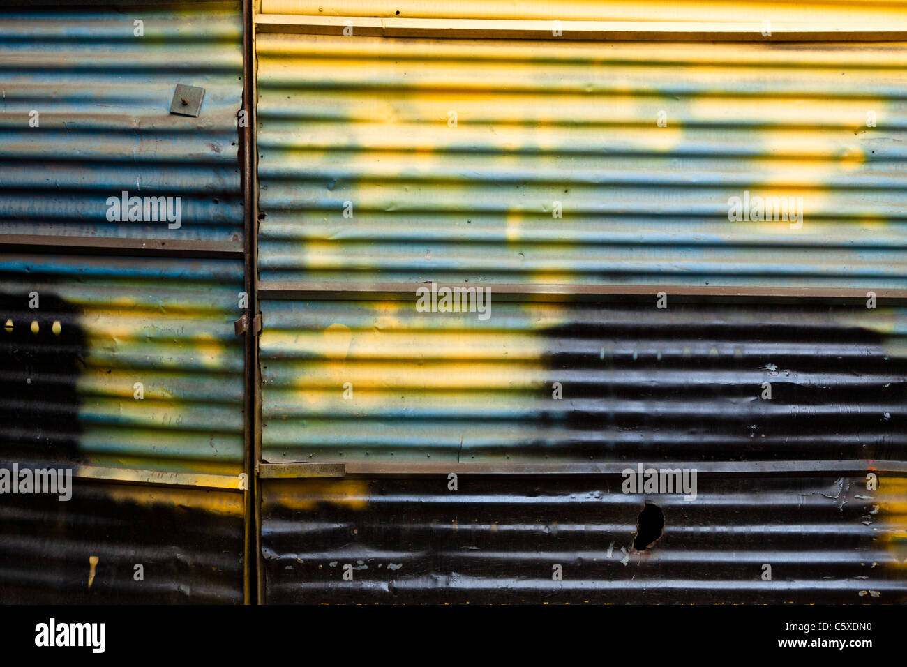 Pintado con spray de puerta de metal corrugado, REINO UNIDO Foto de stock