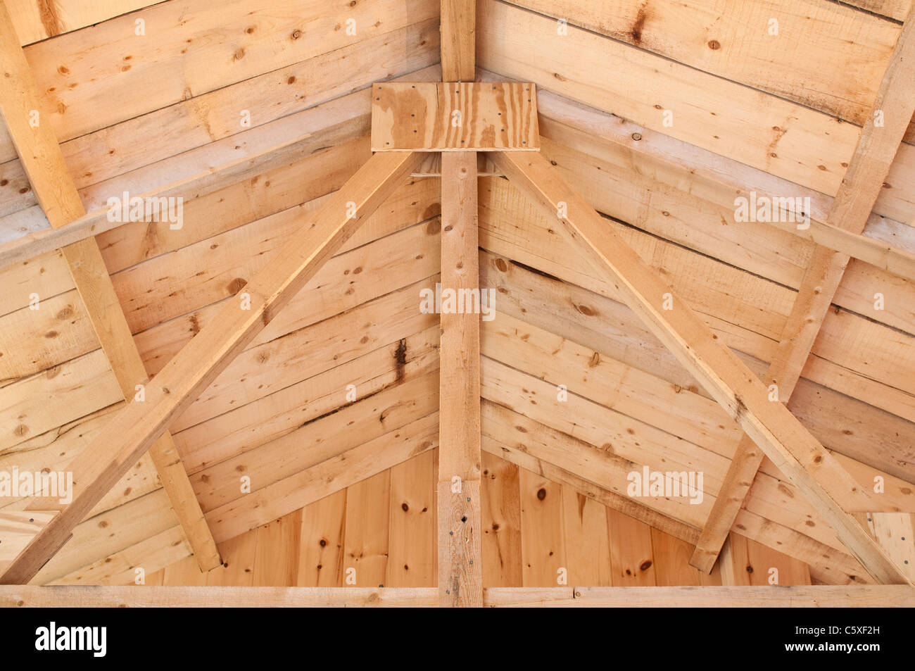 Mirando hacia arriba a un rey post truss en el techo de una casa de madera-marco en el norte de Maine, Estados Unidos. Foto de stock