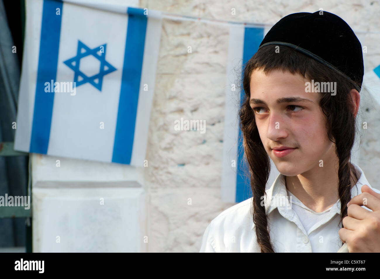 Un colono judío israelí juventud en frente de una casa incautados a los palestinos residentes en Jerusalén oriental. Foto de stock
