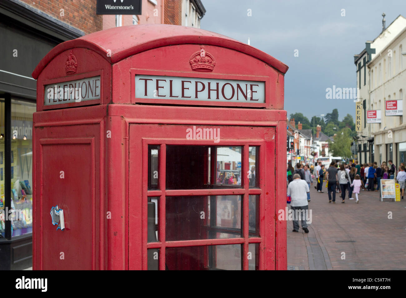 Cerca de una cabina telefónica en la comercial calle Hereford, Reino Unido. Foto de stock