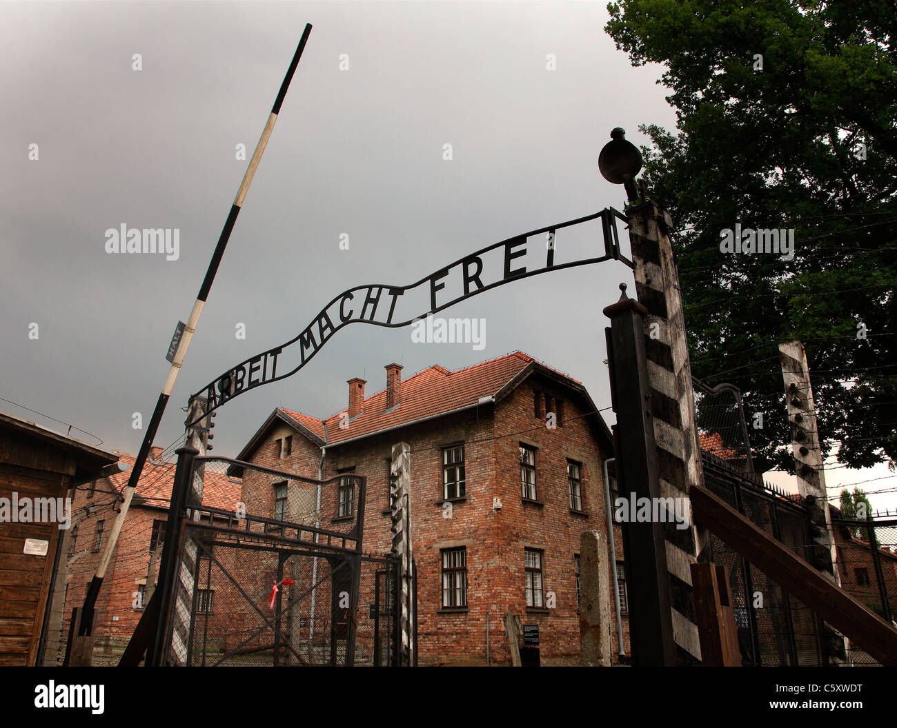 1 Entrada de Auschwitz - con el infame cartel "Arbeit macht frei" Foto de stock