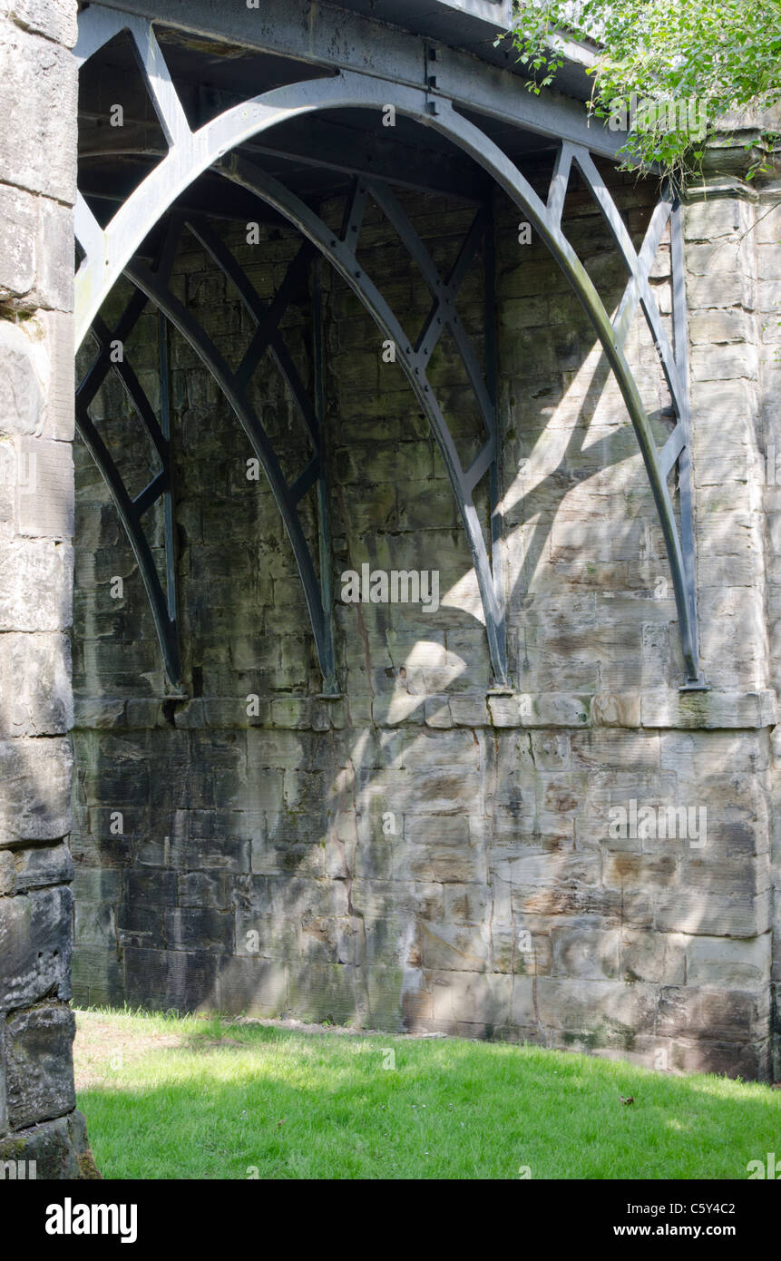 Admite arqueado sobre el puente de Ironbridge, Shropshire, Inglaterra, Reino Unido. Foto de stock